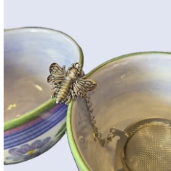 charming pair of cups and a silver bumble bee tea infuser - Picture 2 of 3